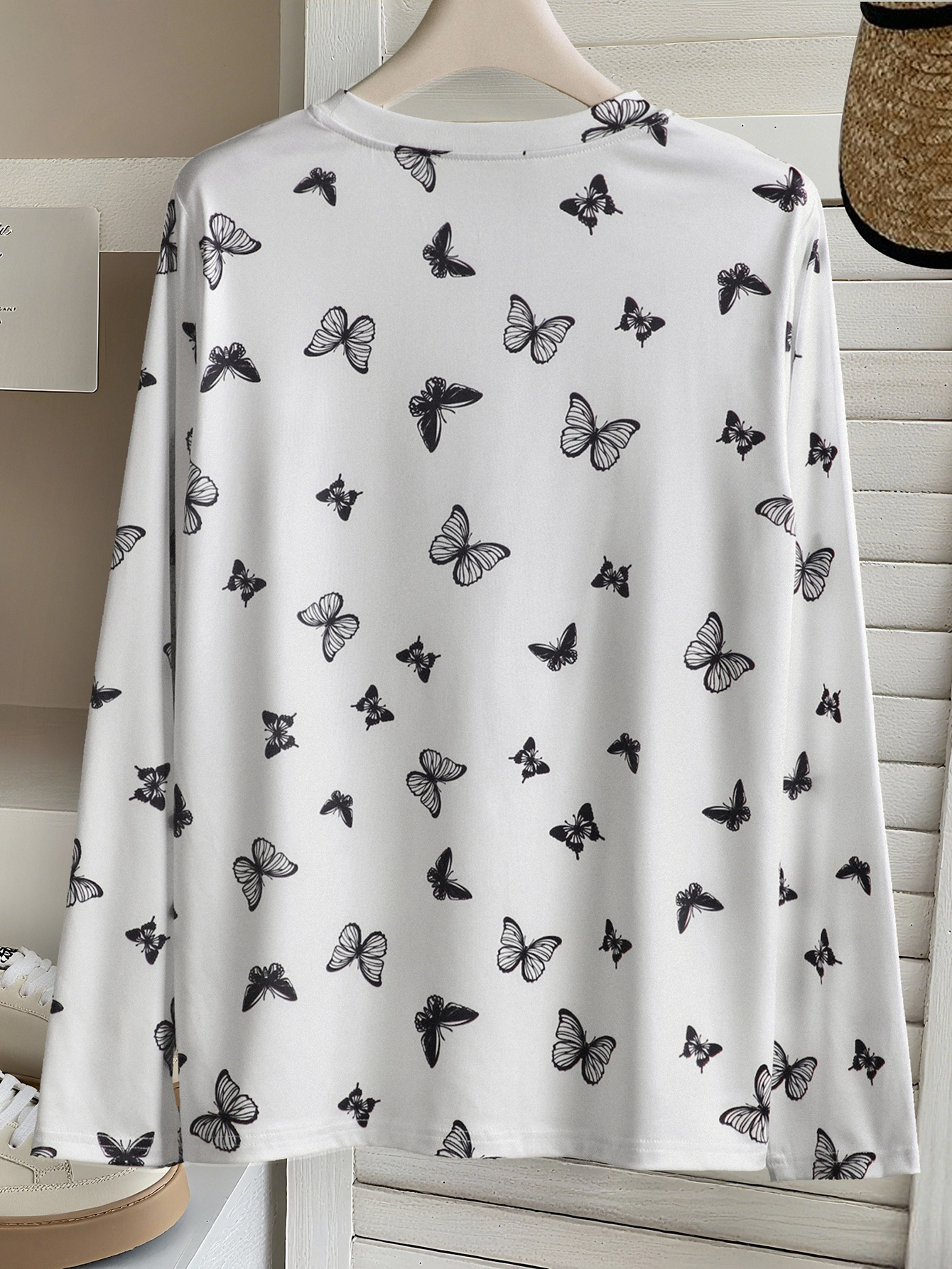 Women's Butterfly Print Long Sleeve T-Shirt - Crew Neck Casual Slim Fit White Top