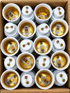 B22 Pin-to-E27 Screw Light-Bulb Socket Converter Adapter – White and Gold