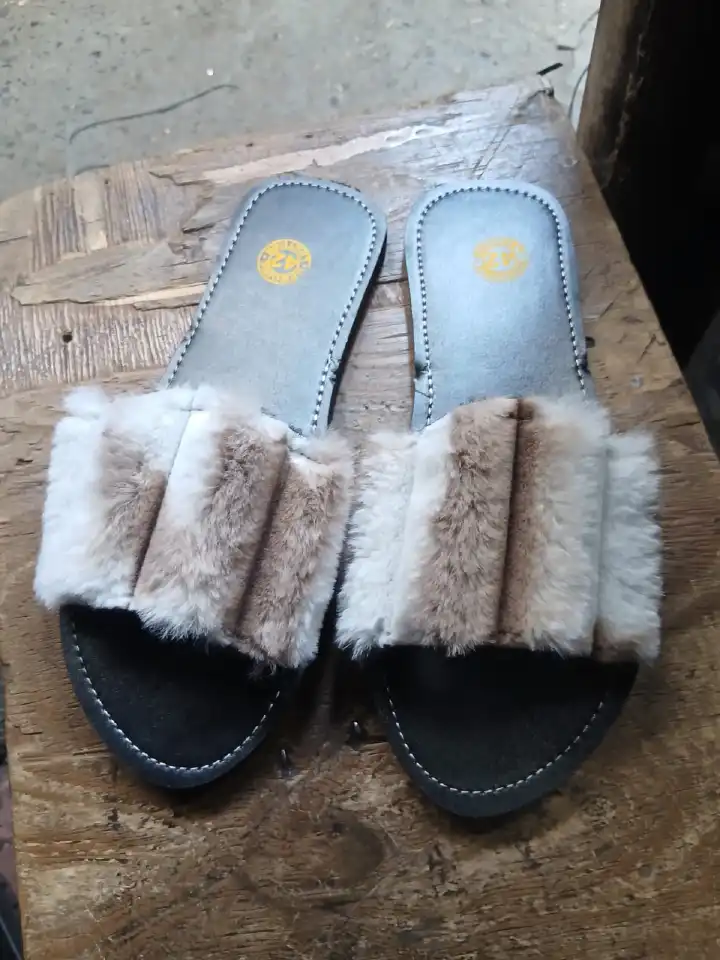 TRENDING NOW! 🩶✨ Women’s Fluffy Faux-Fur Flat Slide Sandals – Multi-Tone Striped Open-Toe Casual Slippers