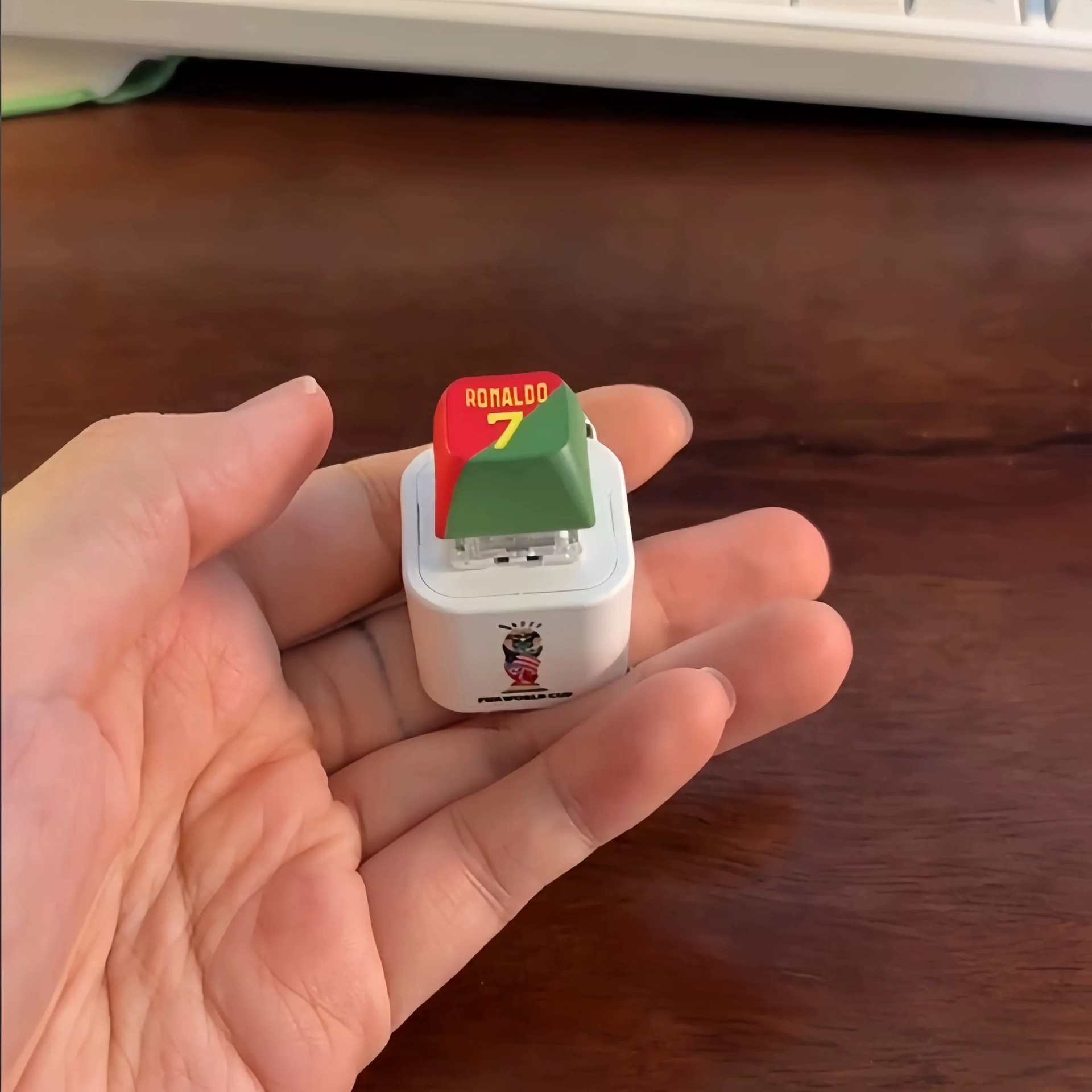2026 World Cup Cristiano Ronaldo "Siu" Sound-Button Keychain & Light-Up Bag Charm – Fan Merchandise & Souvenir