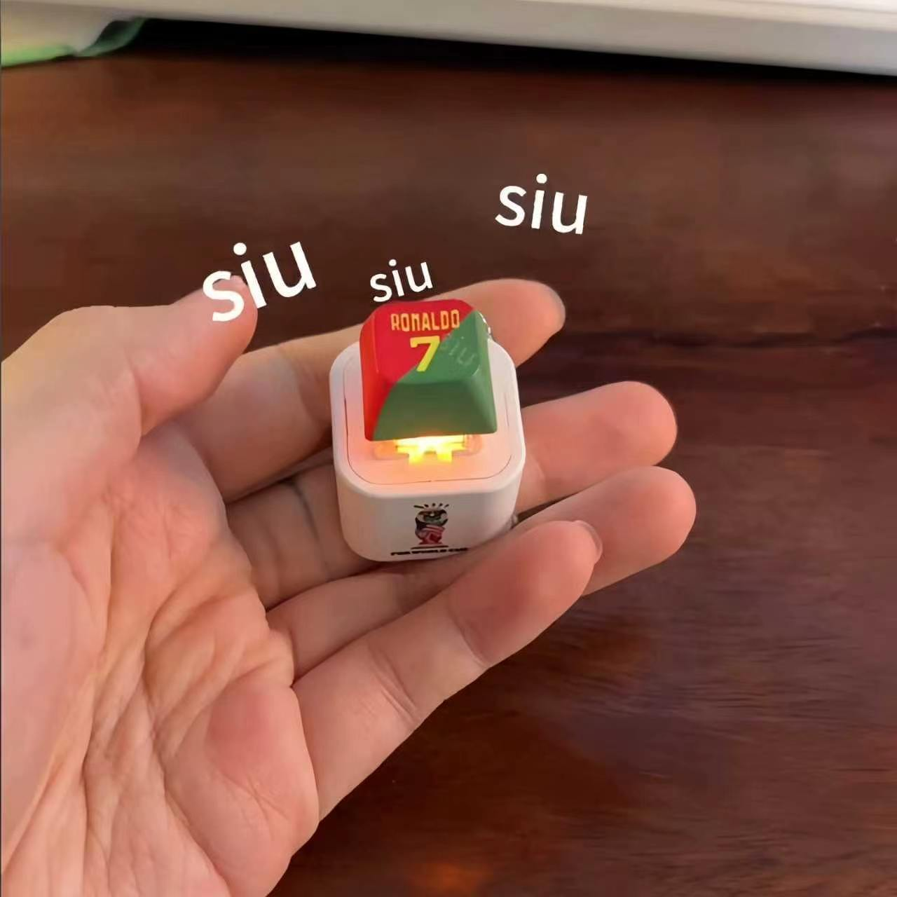 2026 World Cup Cristiano Ronaldo "Siu" Sound-Button Keychain & Light-Up Bag Charm – Fan Merchandise & Souvenir