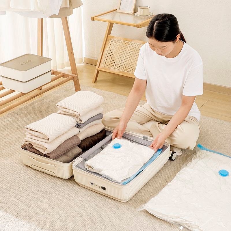 5pcs Vacuum Storage Bags plus Pump 
✔️Set contains 5vacuum bags + 1 pump
✔️Sizes: 50*70cm-2pcs
                60*80cm-2pcs
                80*100cm-1pc
✔️Waterproof compression travel