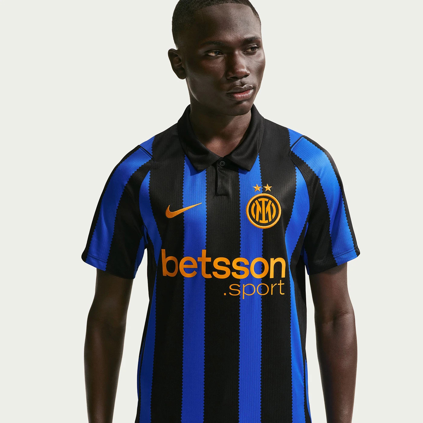 💙🖤 NERAZZURRI CITY STYLE! Inter Milan FC 2026/27 Home Jersey – Stylish Black & Lyon Blue Striped Football Shirt with Gold Details & Classic Collar for Matchday & Fans ⚽🔥