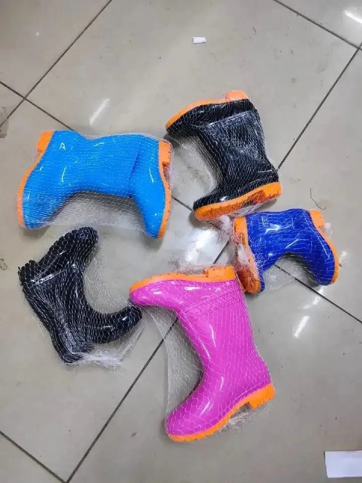 Good Quality Unisex Kids Gumboots Durable Fabric Coating inside for the rainy season and offers warm feel(small size) for boys and girls school gumboots