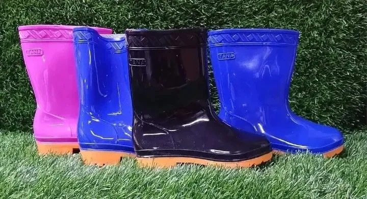 Good Quality Unisex Kids Gumboots Durable Fabric Coating inside for the rainy season and offers warm feel(small size) for boys and girls school gumboots