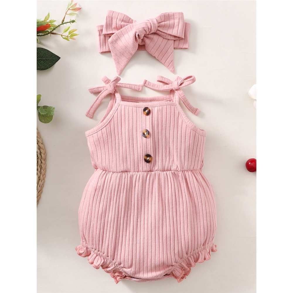 【1-9M】 2PCS Baby Girl Outfit: Pink Ribbed Cami Romper with Faux Buttons & Ruffle Hem + Matching Bow Headband – Lovely Summer Set
