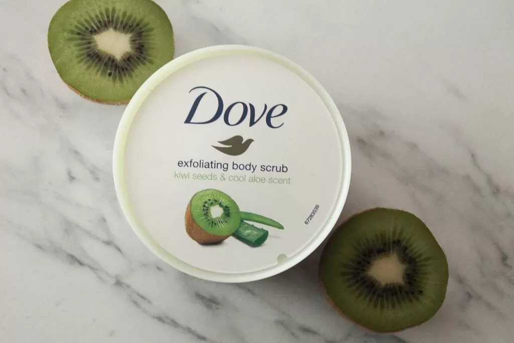 Dove Exfoliating Body Polish Scrub - Kiwi Seeds & Cool Aloe 298g (10.5 oz) - Refreshing Body Scrub & Soothing Exfoliating Moisturizer MOKS