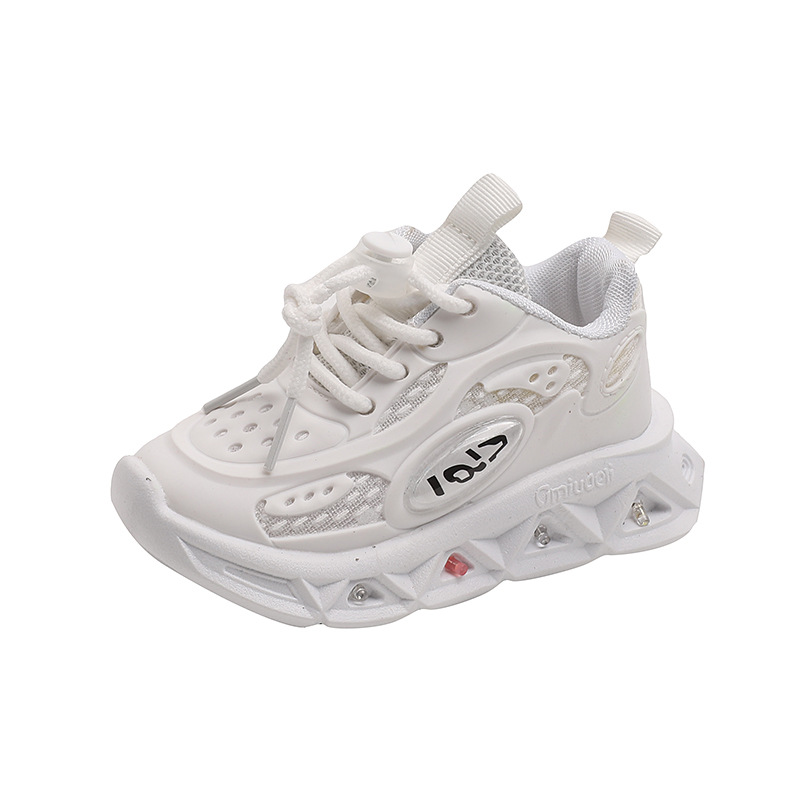 In autumn, the new children's sports shoes are light and light. Boys and girls' leisure sports shoes and toddler shoes are suitable for daily leisure outdoor running.
