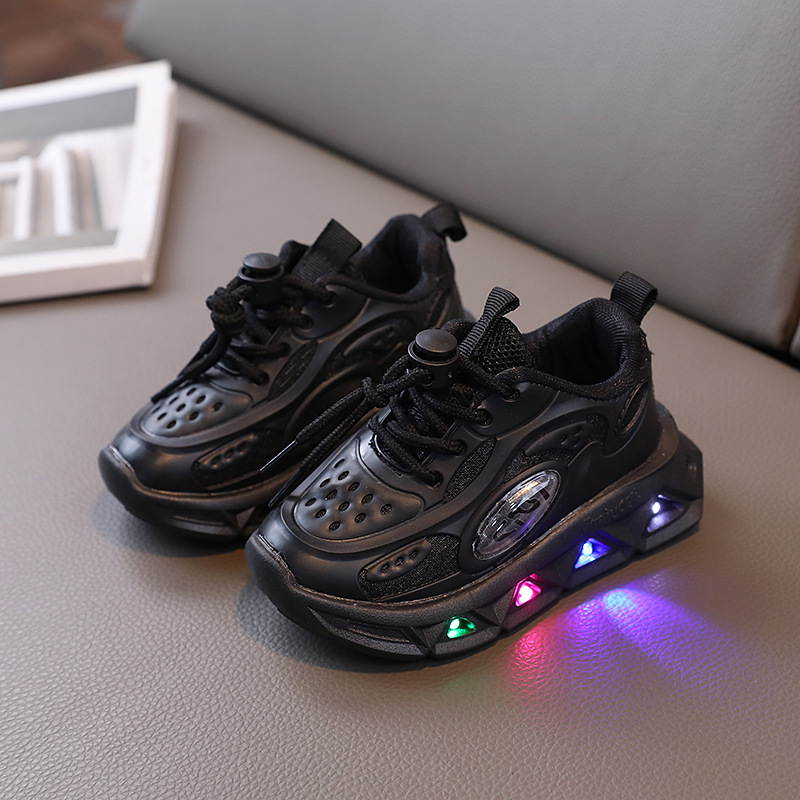In autumn, the new children's sports shoes are light and light. Boys and girls' leisure sports shoes and toddler shoes are suitable for daily leisure outdoor running.