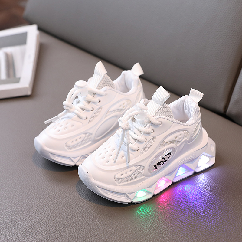In autumn, the new children's sports shoes are light and light. Boys and girls' leisure sports shoes and toddler shoes are suitable for daily leisure outdoor running.