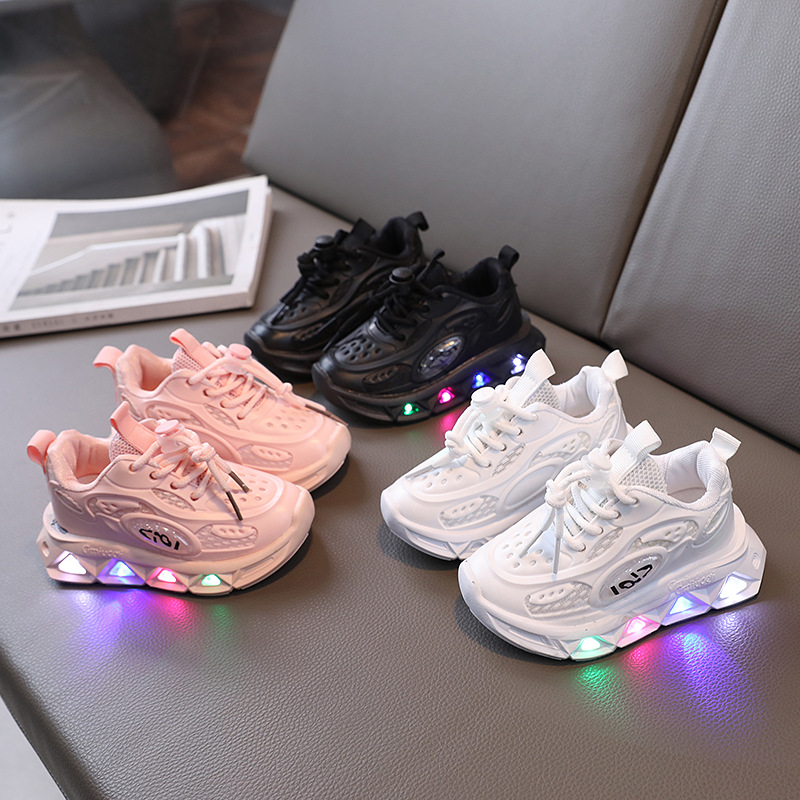 In autumn, the new children's sports shoes are light and light. Boys and girls' leisure sports shoes and toddler shoes are suitable for daily leisure outdoor running.