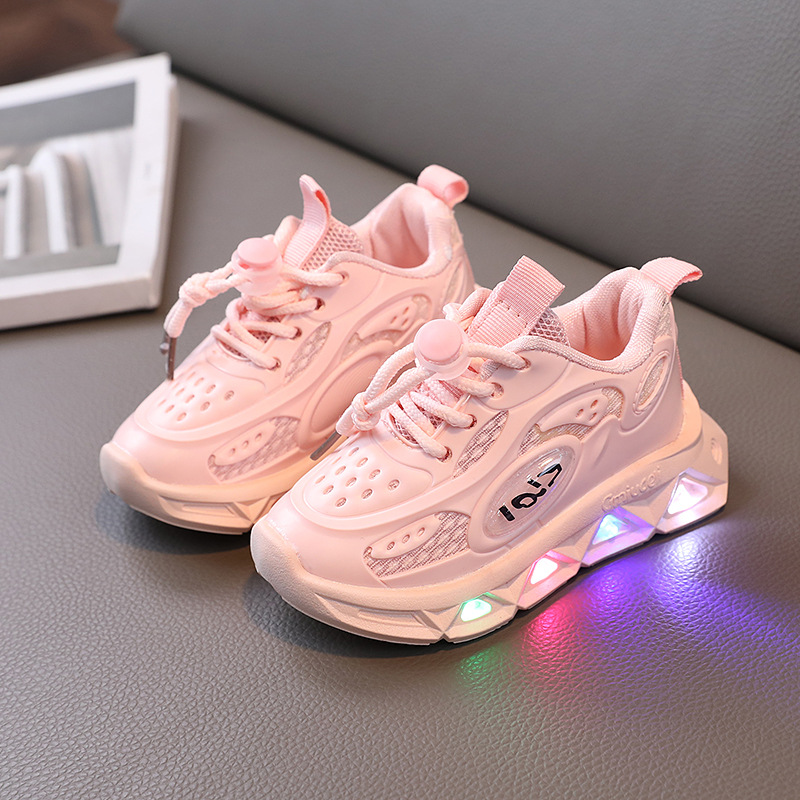 In autumn, the new children's sports shoes are light and light. Boys and girls' leisure sports shoes and toddler shoes are suitable for daily leisure outdoor running.