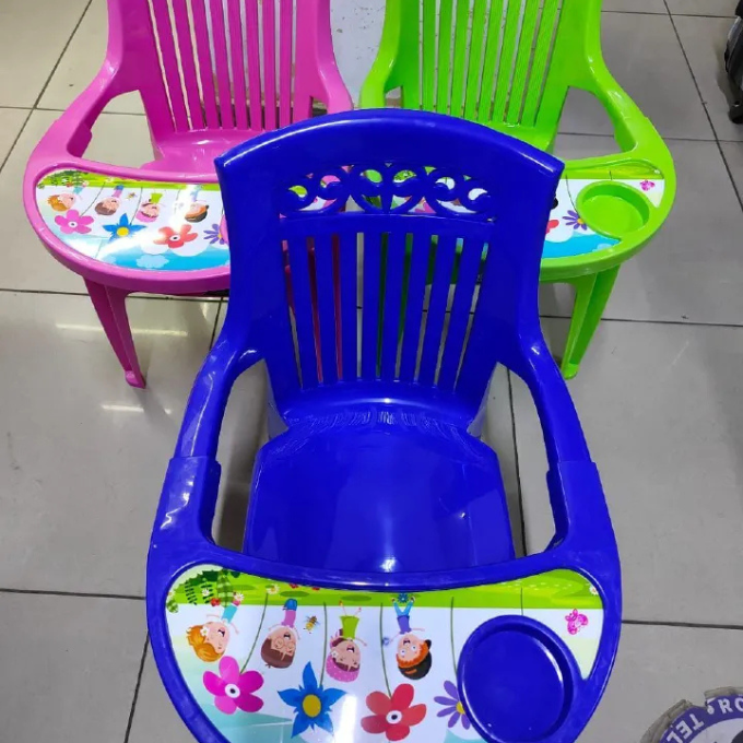 🥢Baby Feeding Chair KEY FEATURES The high chair folds flat and stands upright when folded, making it easy to store, even in small rooms Highly secure thanks to its 5-point safety harness Plastic tray