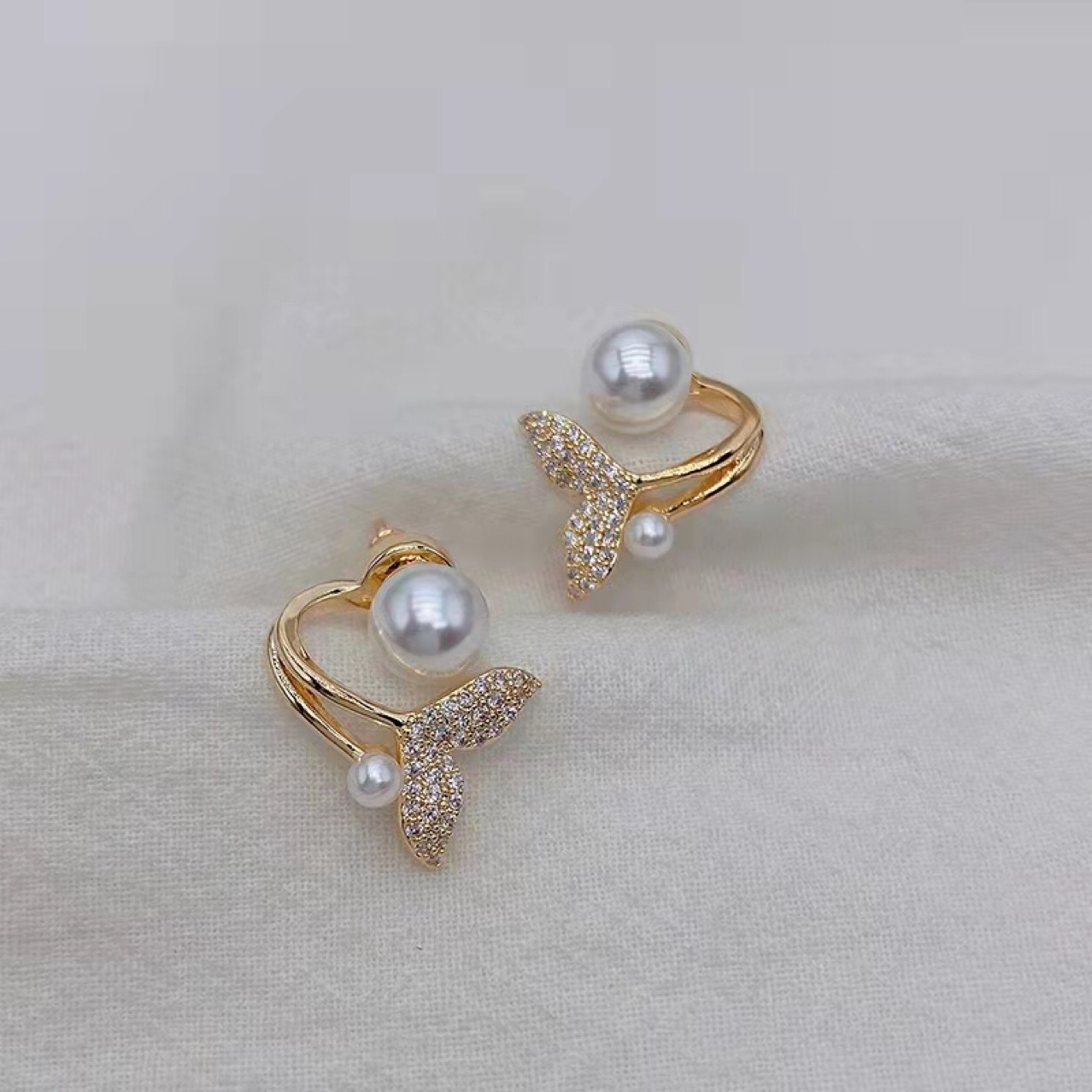 Elegant and exquisite Fish-tail Pearl Decorative Stud Earrings/ EarringsWomen's Fashion Accessories