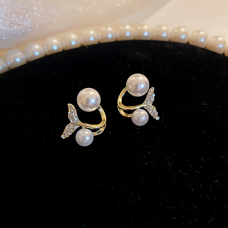 Elegant and exquisite Fish-tail Pearl Decorative Stud Earrings/ EarringsWomen's Fashion Accessories