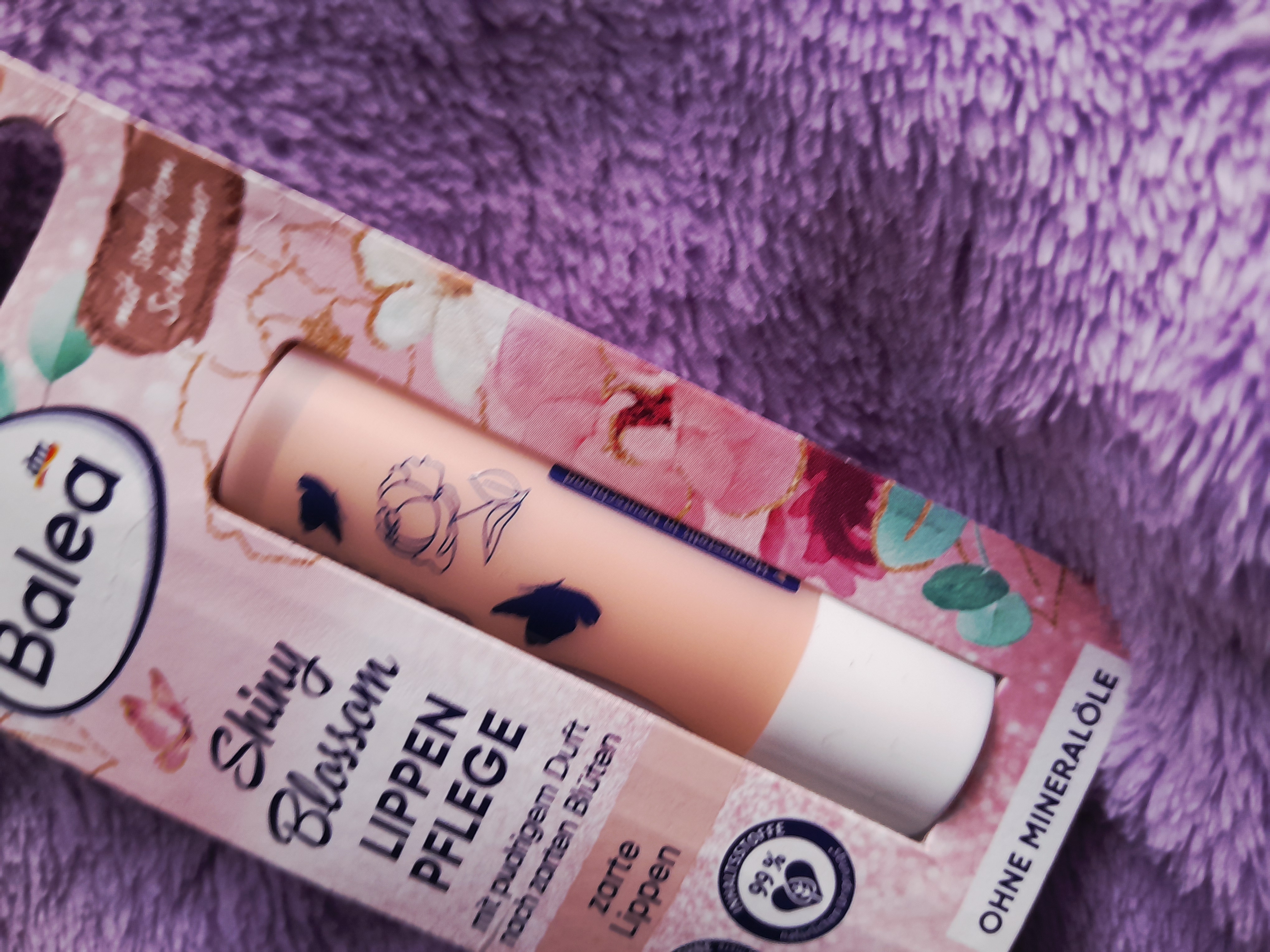 Balea Shiny Blossom Lippenpflege (4.8g) limited edition lip balm view 4