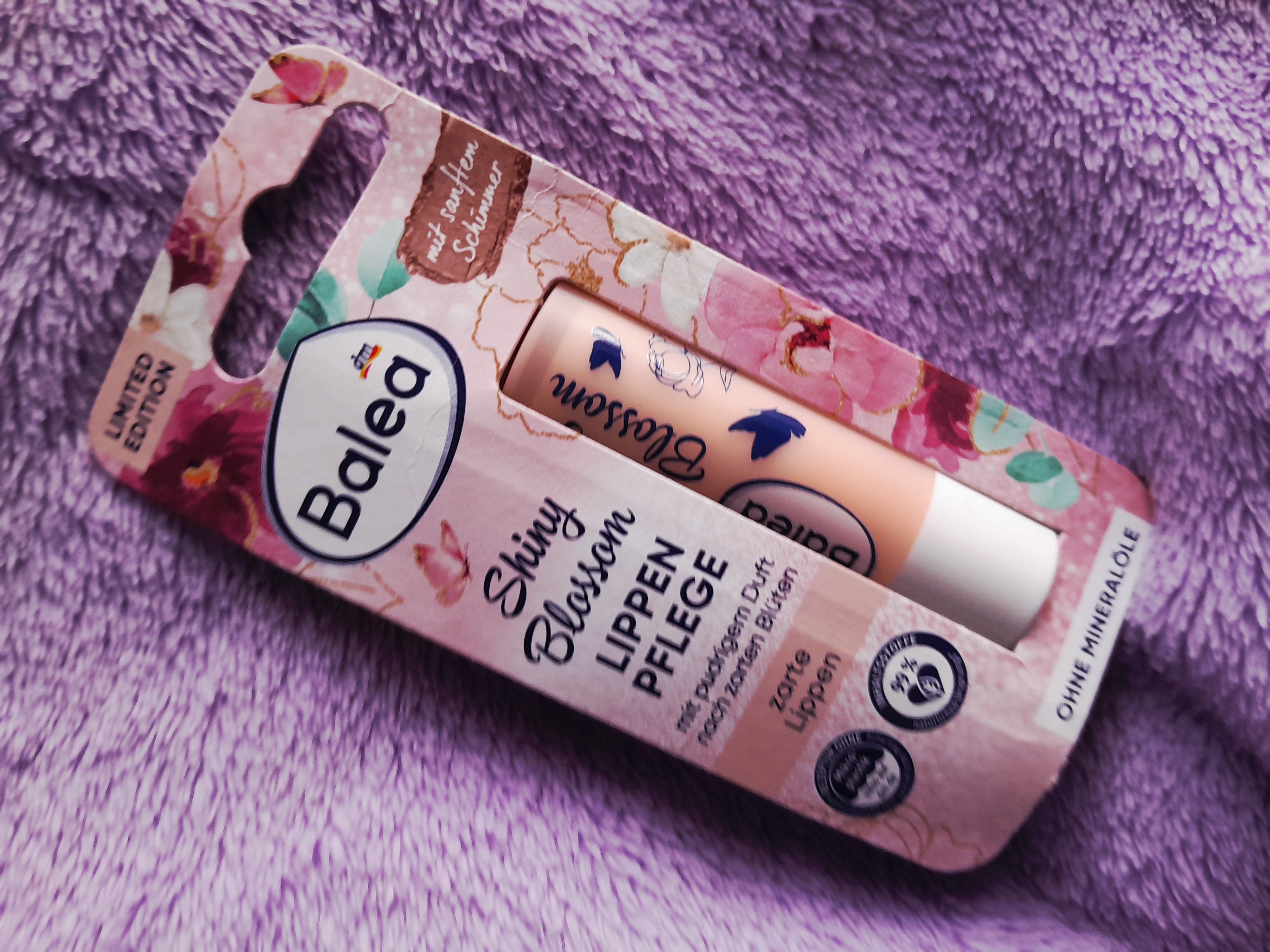 Balea Shiny Blossom Lippenpflege (4.8g) limited edition lip balm view 3