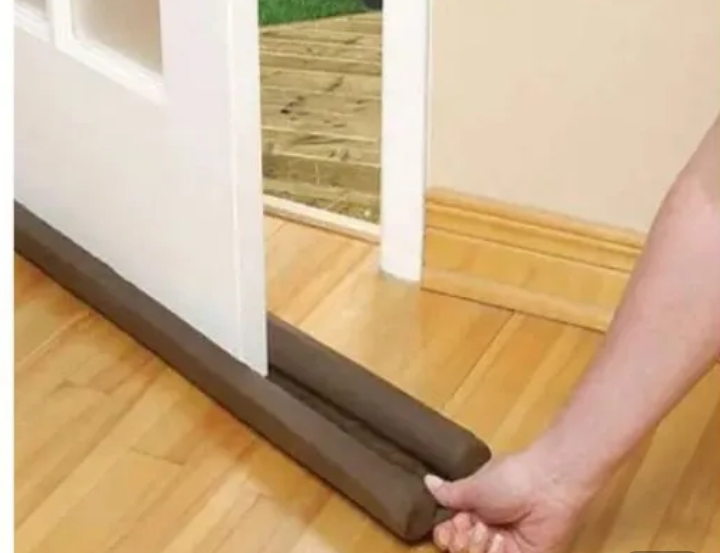 DOOR SEAL IS A PRACTICAL AND HIGHLY EFFECTIVE HOME ACCESSORY DESIGNED TO BLOCK UNWANTED GAPS AT THE BOTTOM OR EDGES OF DOORS 🚪✨ KEEPING YOUR SPACE CLEAN, QUIET AND COMFORTABLE.