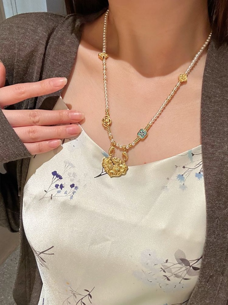 Original Vintage Gilded Koi Fish Peace Lock Pendant Natural Pearl Shell Necklace for Women Retro Chinese Style Minimalist Jewelry