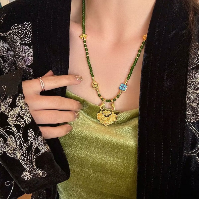 Original Vintage Gilded Koi Fish Peace Lock Pendant Natural Pearl Shell Necklace for Women Retro Chinese Style Minimalist Jewelry