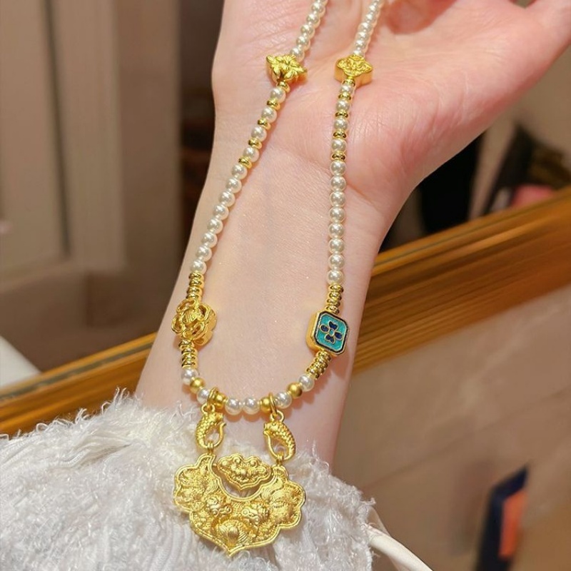 Original Vintage Gilded Koi Fish Peace Lock Pendant Natural Pearl Shell Necklace for Women Retro Chinese Style Minimalist Jewelry