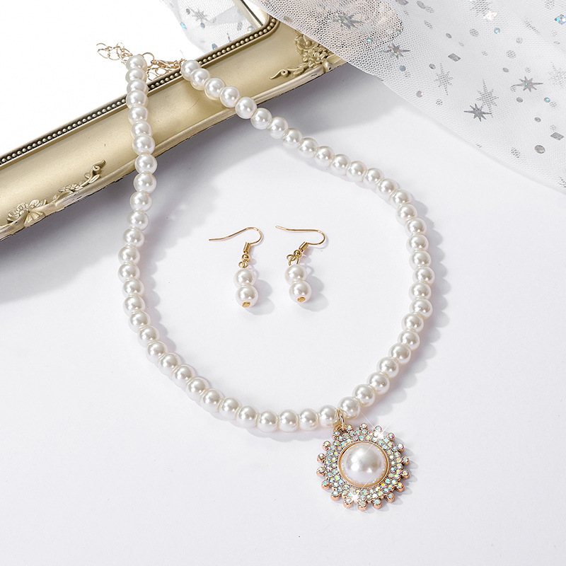 Luxury Bestseller  Fashion Chinese style jewelry set with niche design and premium texture Matches exquisite flower stud earrings and elegant pearl necklace perfect for women to wear at banquets
