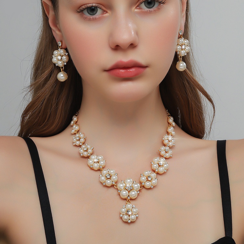 Luxury Bestseller  Fashion Chinese style jewelry set with niche design and premium texture Matches exquisite flower stud earrings and elegant pearl necklace perfect for women to wear at banquets