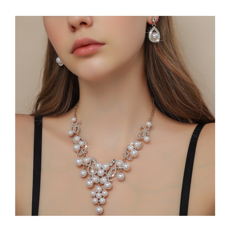 Luxury Bestseller  Fashion Chinese style jewelry set with niche design and premium texture Matches exquisite flower stud earrings and elegant pearl necklace perfect for women to wear at banquets