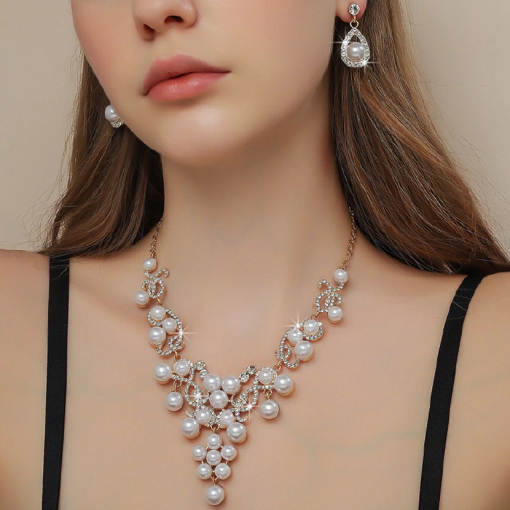 Luxury Bestseller  Fashion Chinese style jewelry set with niche design and premium texture Matches exquisite flower stud earrings and elegant pearl necklace perfect for women to wear at banquets