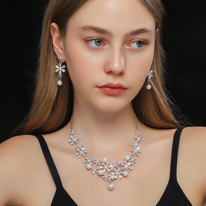 Luxury Bestseller  Fashion Chinese style jewelry set with niche design and premium texture Matches exquisite flower stud earrings and elegant pearl necklace perfect for women to wear at banquets