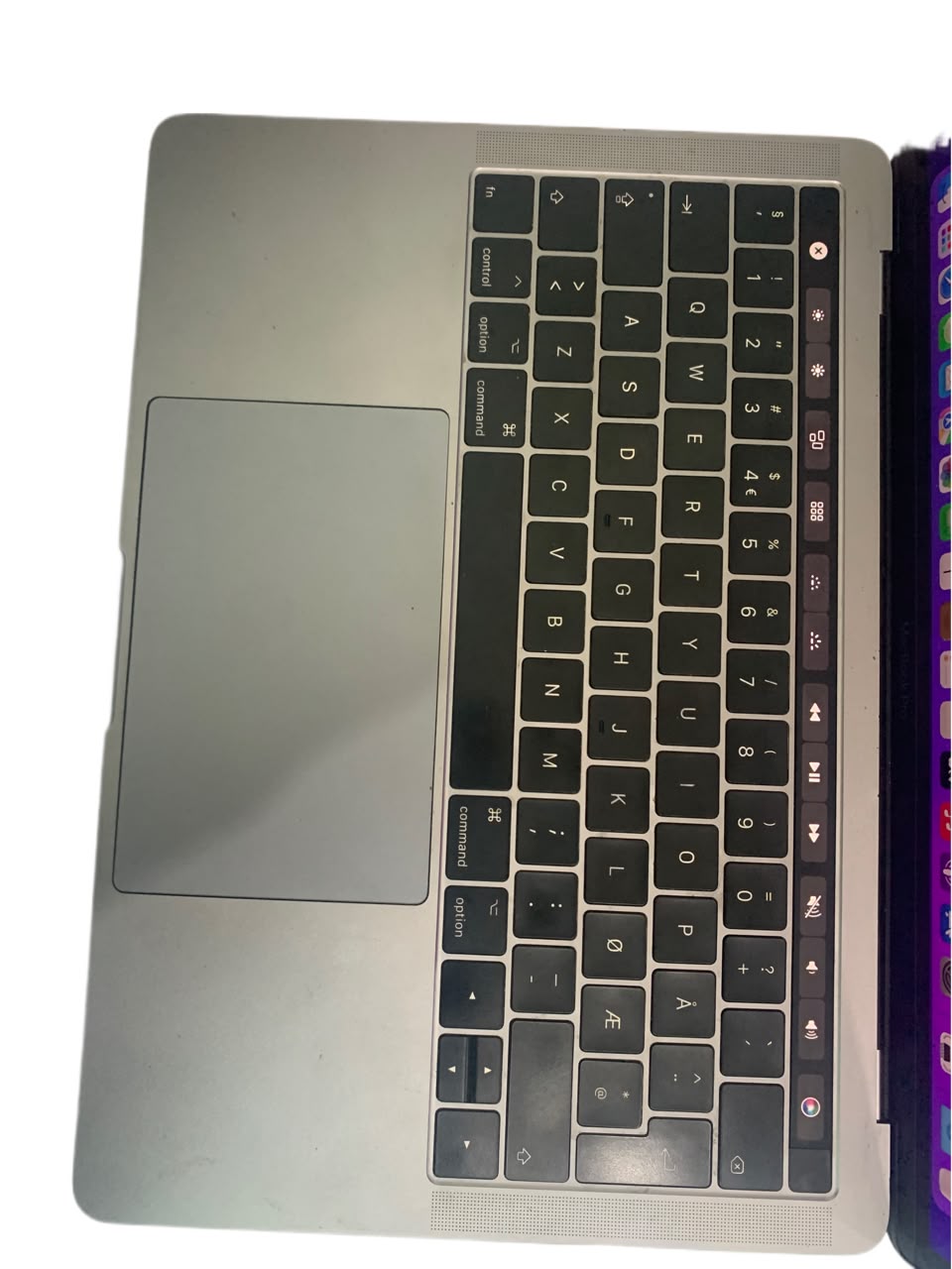 silicon Apple MacBook Pro A1706 13-Inch Retina (Intel Core i7 / 16GB RAM / 4 Thunderbolt Ports) 
macOS Monterey + Windows 11 Pro Activated 

FREE STICKER, 
FREE COVER 
FREE MOUSE 
FREE OEM TYPE C HUB