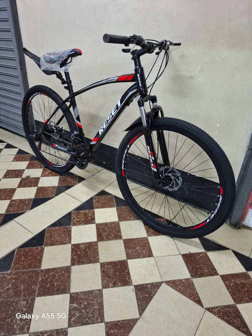 21-Speed Adult Mountain Bike with 3 × 7 Gearing, Front Suspension, Dual Disc Brakes, Treaded MTB Tyres and Mudguards – Black