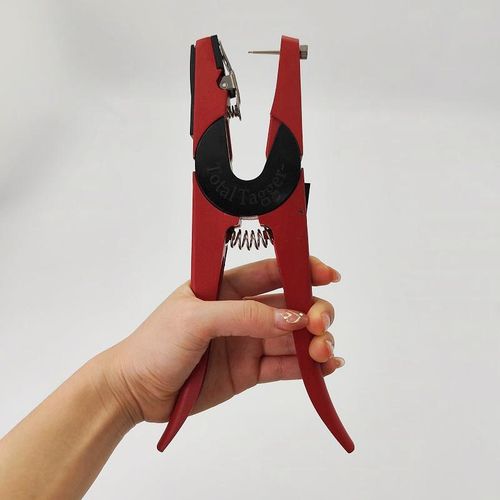 Ear tag applicator