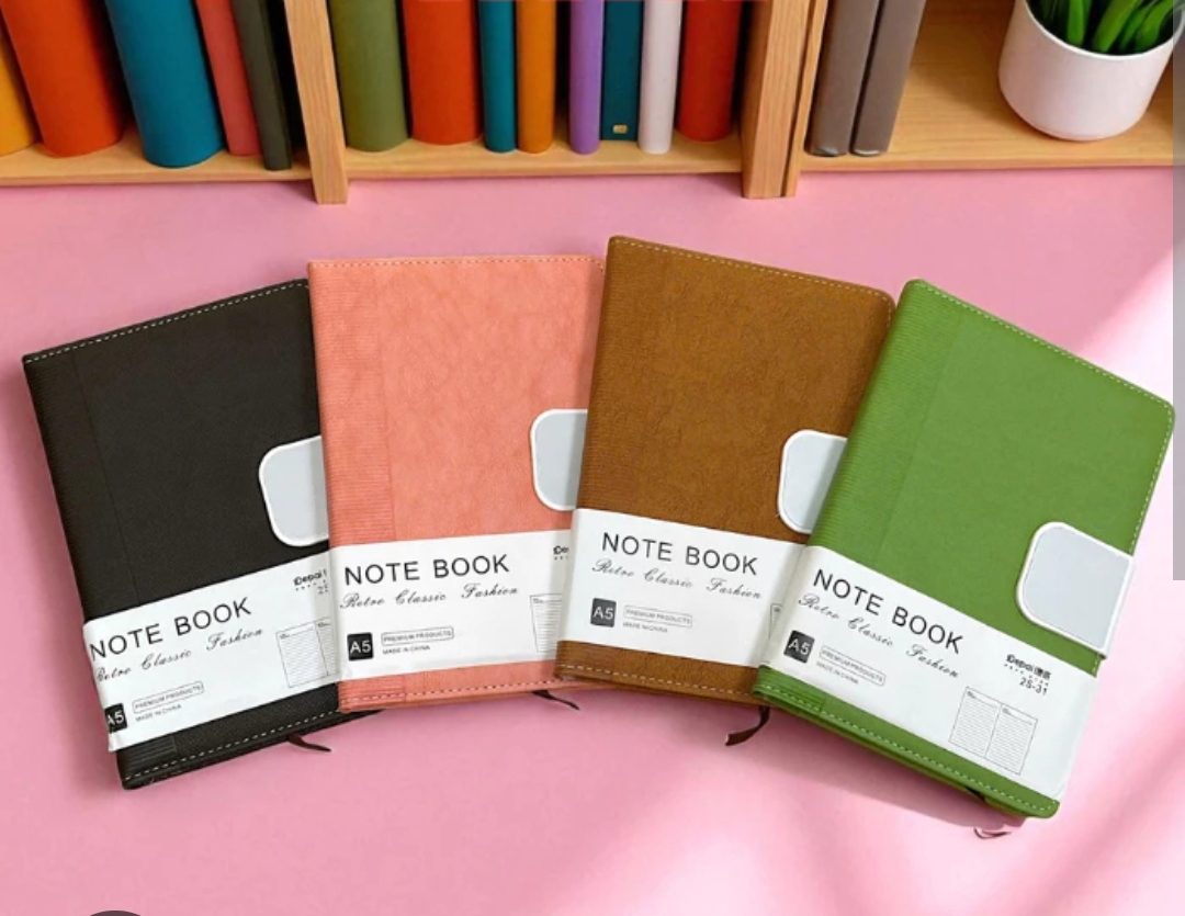 Leather-bound notebook with button closure - Lined - 192 pages, 80gsm