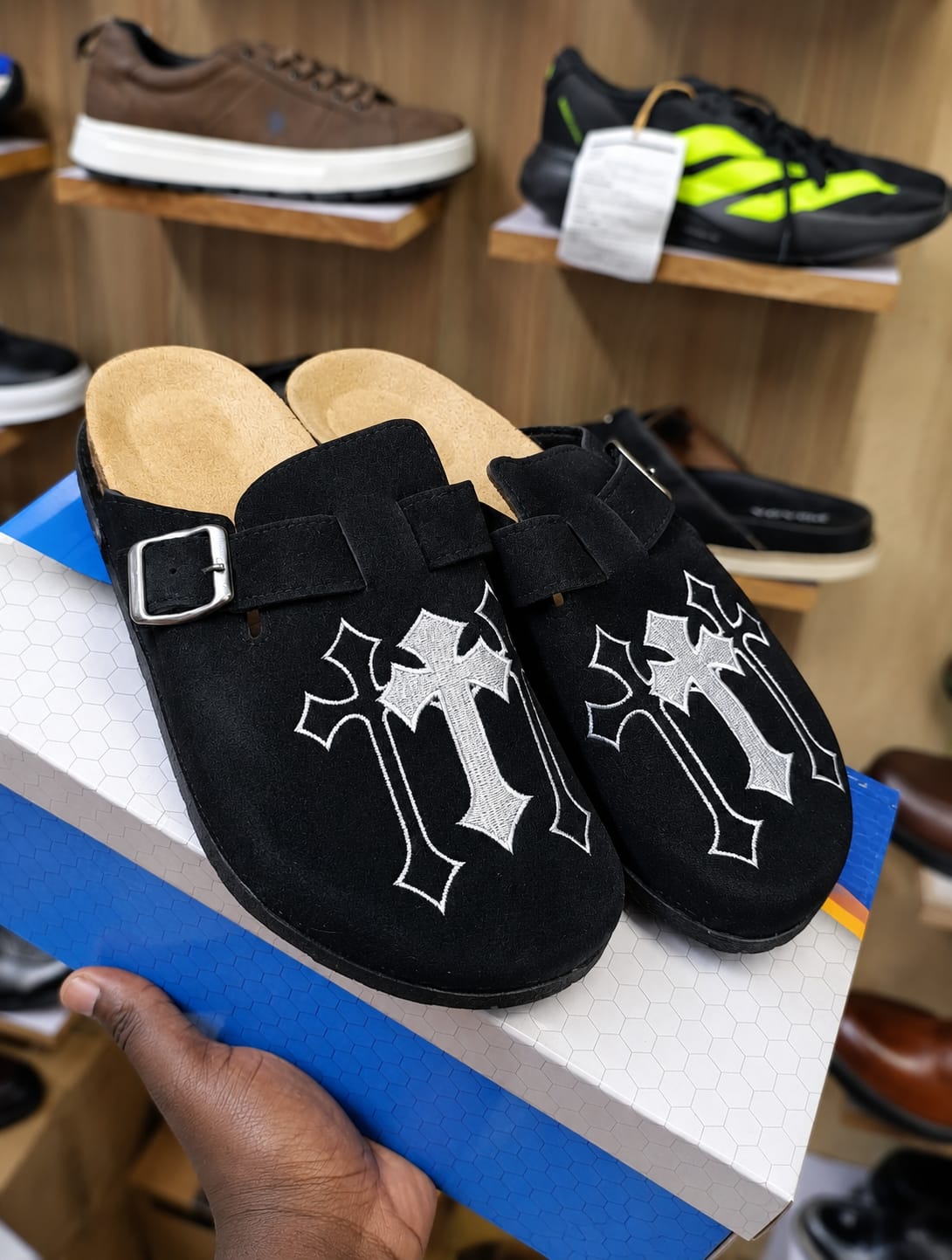 ⚡MENS CLOGS WITH MINIMALISTIC STYLING⚡ High Quality NEW ARRIVAL MENS CUTE CLOGS ⚡SUEND MATERIAL all time wearing fashioned clog sandal shoes🔥Easy walk with and very cute as in picture🥰😘