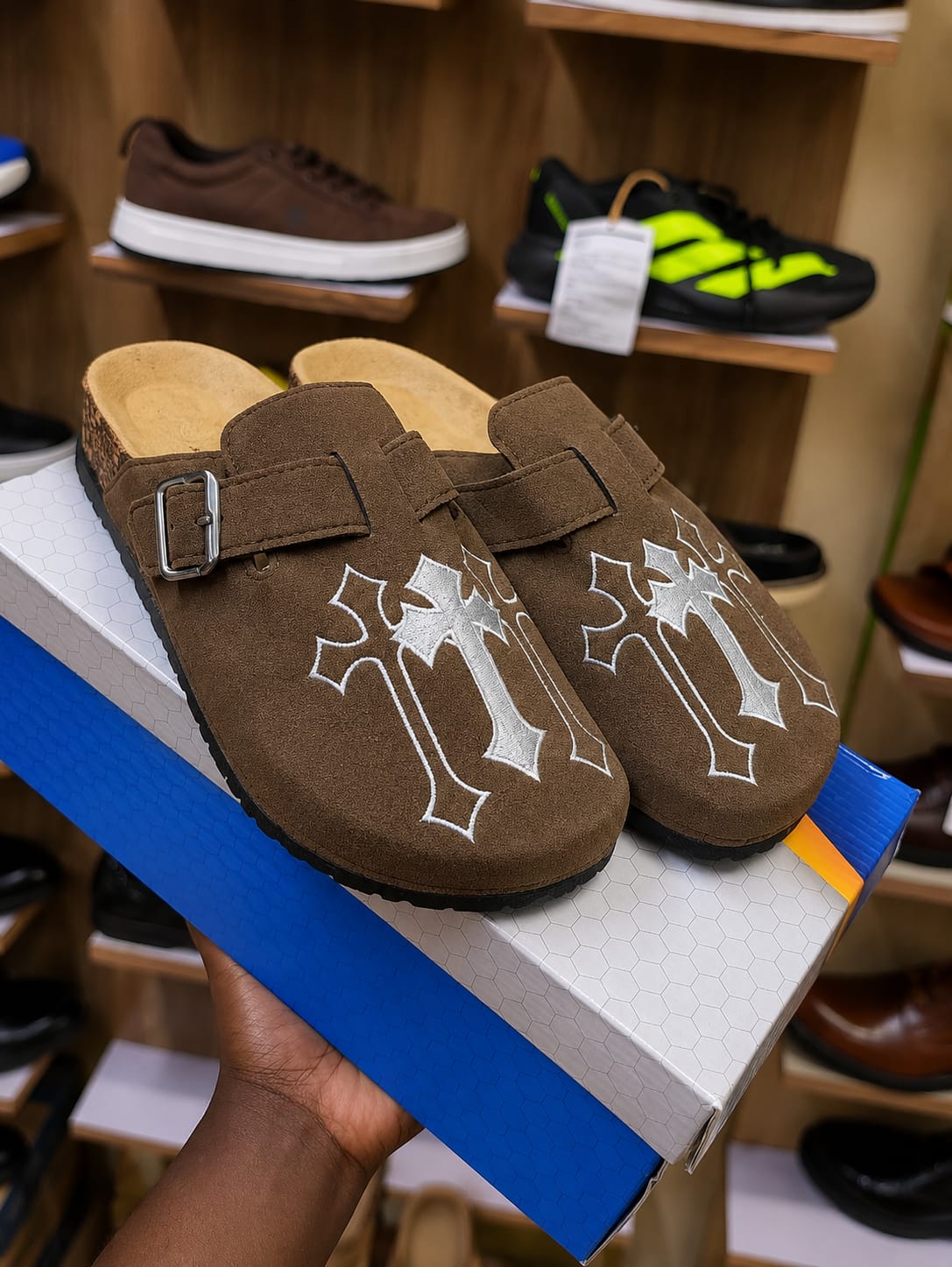 ⚡MENS CLOGS WITH MINIMALISTIC STYLING⚡ High Quality NEW ARRIVAL MENS CUTE CLOGS ⚡SUEND MATERIAL all time wearing fashioned clog sandal shoes🔥Easy walk with and very cute as in picture🥰😘