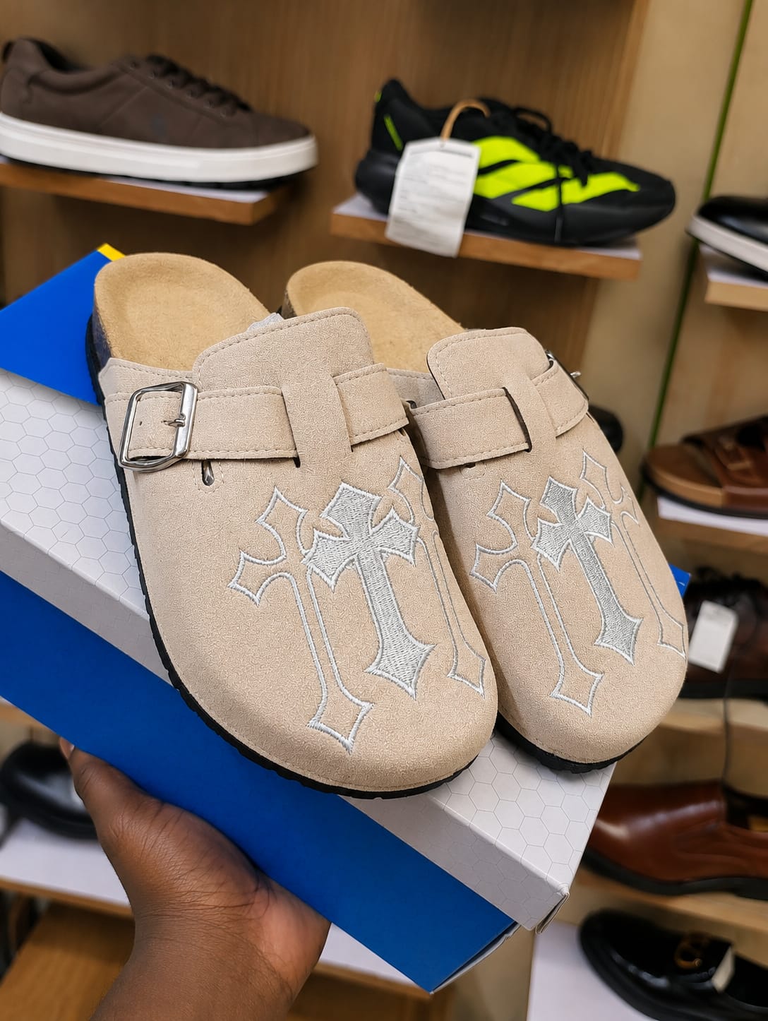⚡MENS CLOGS WITH MINIMALISTIC STYLING⚡ High Quality NEW ARRIVAL MENS CUTE CLOGS ⚡SUEND MATERIAL all time wearing fashioned clog sandal shoes🔥Easy walk with and very cute as in picture🥰😘
