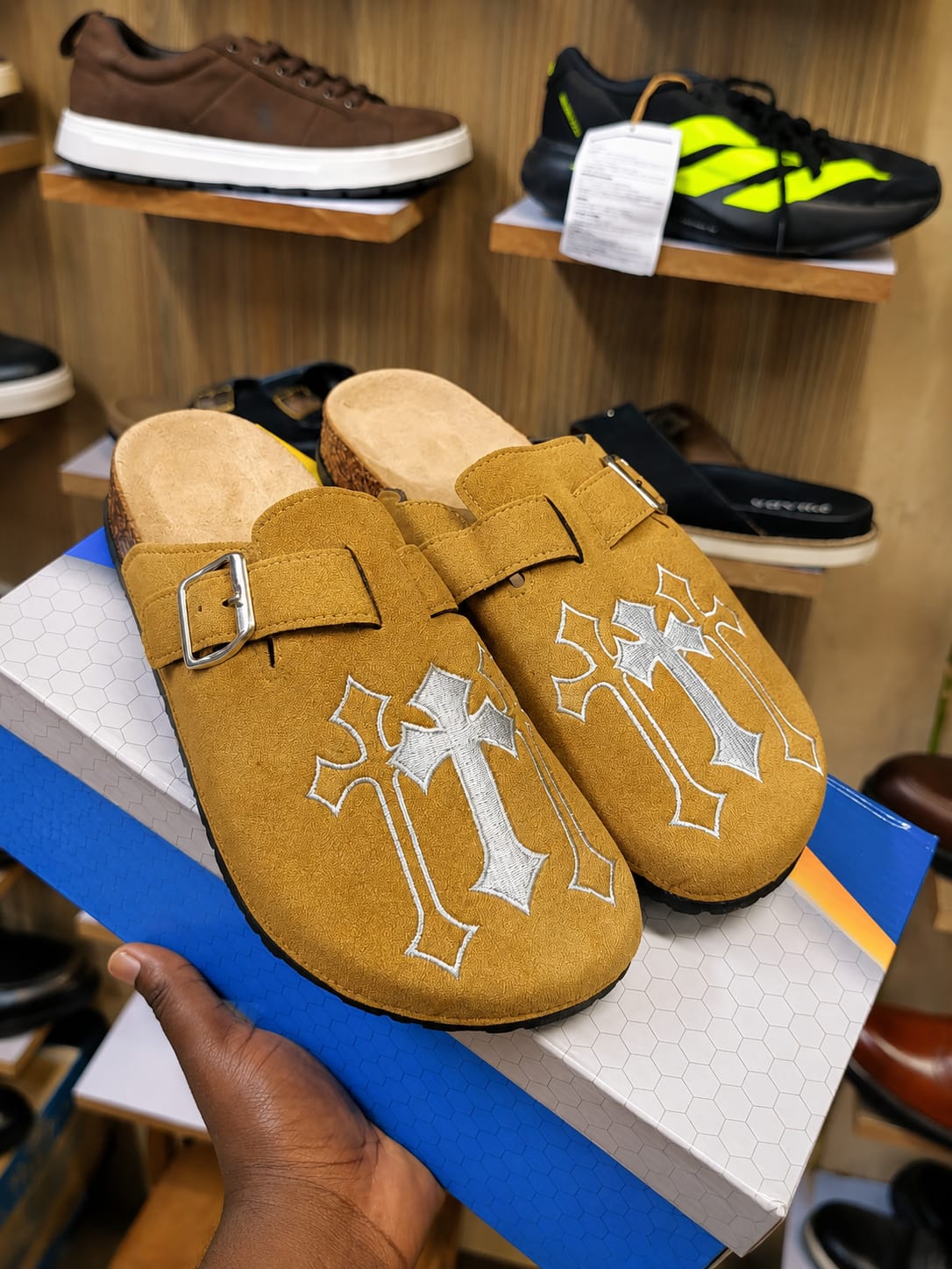 ⚡MENS CLOGS WITH MINIMALISTIC STYLING⚡ High Quality NEW ARRIVAL MENS CUTE CLOGS ⚡SUEND MATERIAL all time wearing fashioned clog sandal shoes🔥Easy walk with and very cute as in picture🥰😘