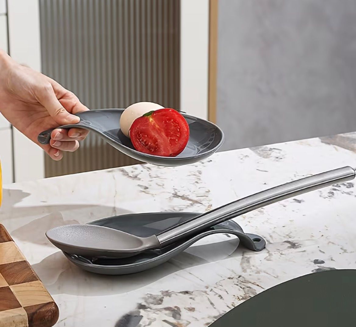 SPOON REST PP FOOD-GRADE

Glossy black finish that looks modern in any kitchen. Has a hanging hole for easy storage too.