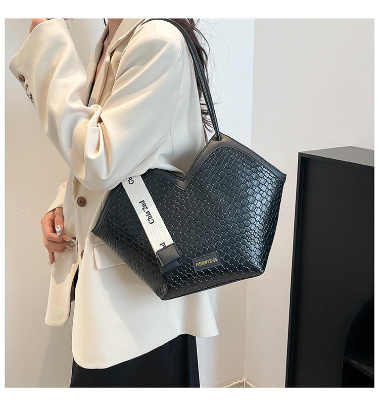 ⚡HIGH QUALITY ladies shoulder bags ⚡ holds a lot of space enough for laptop, lunchbox , documents has double-stitched handles to be able to hold things Easy to wash and clean.can be used well⚡