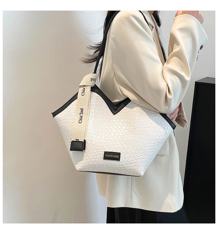 ⚡HIGH QUALITY ladies shoulder bags ⚡ holds a lot of space enough for laptop, lunchbox , documents has double-stitched handles to be able to hold things Easy to wash and clean.can be used well⚡