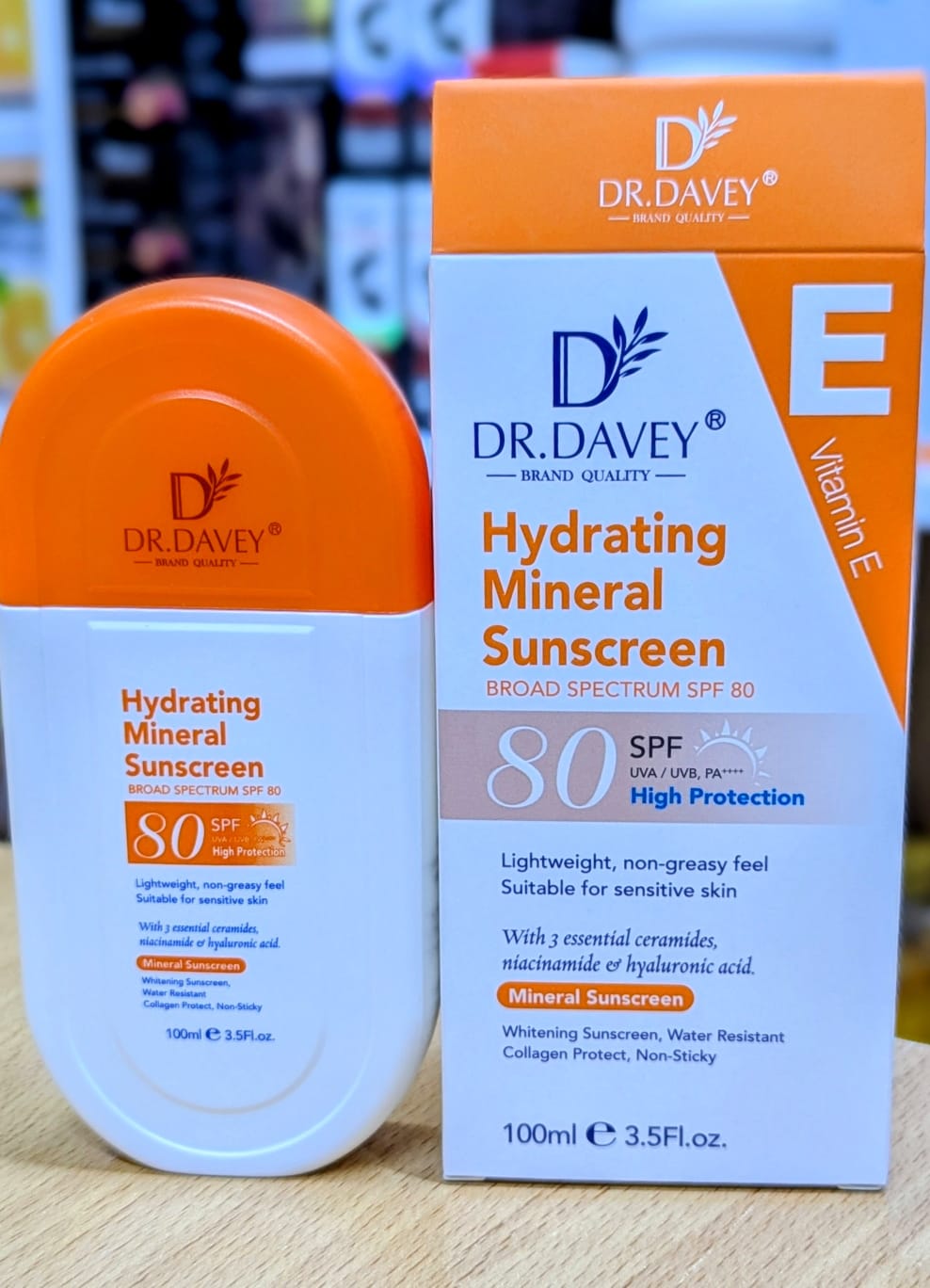 💥DR Davey Hydrating Mineral Sunscreen (with Vitamin E).Skin & Texture Benefits: Offers a lightweight, non-greasy, and non-sticky feel. It is water-resistant, whitening, provides collagen protection.