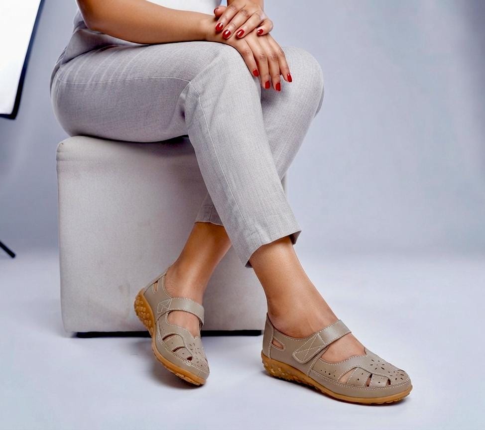 🔥FANCY Comfort Mary Jane Shoes 🔥feature a breathable cutout design, soft cushioned insole, adjustable hook-and-loop strap, and flexible non-slip sole. Perfect for daily wear, walking, and all-day🔥