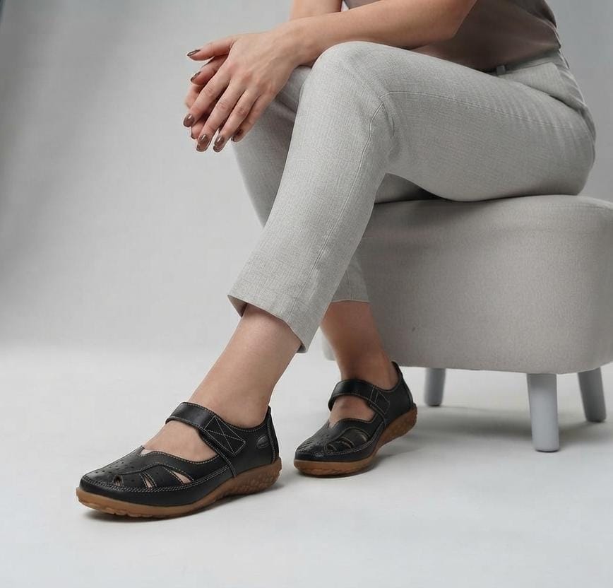 🔥FANCY Comfort Mary Jane Shoes 🔥feature a breathable cutout design, soft cushioned insole, adjustable hook-and-loop strap, and flexible non-slip sole. Perfect for daily wear, walking, and all-day🔥