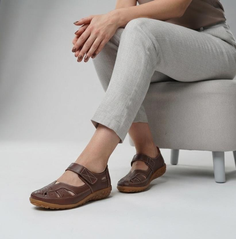 🔥FANCY Comfort Mary Jane Shoes 🔥feature a breathable cutout design, soft cushioned insole, adjustable hook-and-loop strap, and flexible non-slip sole. Perfect for daily wear, walking, and all-day🔥