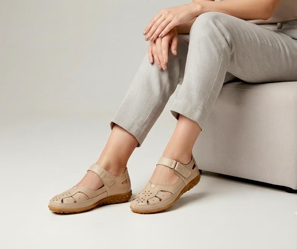 🔥FANCY Comfort Mary Jane Shoes 🔥feature a breathable cutout design, soft cushioned insole, adjustable hook-and-loop strap, and flexible non-slip sole. Perfect for daily wear, walking, and all-day🔥