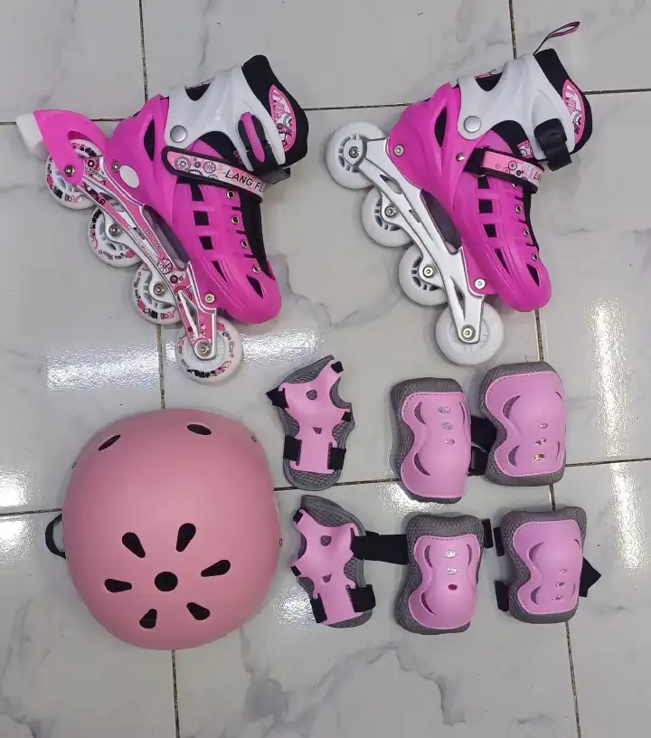 Complete Rubber-Wheel Inline Skating Set with Roller Skates, Ventilated Helmet, Knee Pads, Elbow Pads, Wrist Guards and Adjustment Key