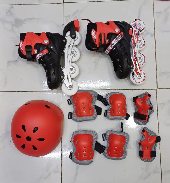 Complete Rubber-Wheel Inline Skating Set with Roller Skates, Ventilated Helmet, Knee Pads, Elbow Pads, Wrist Guards and Adjustment Key