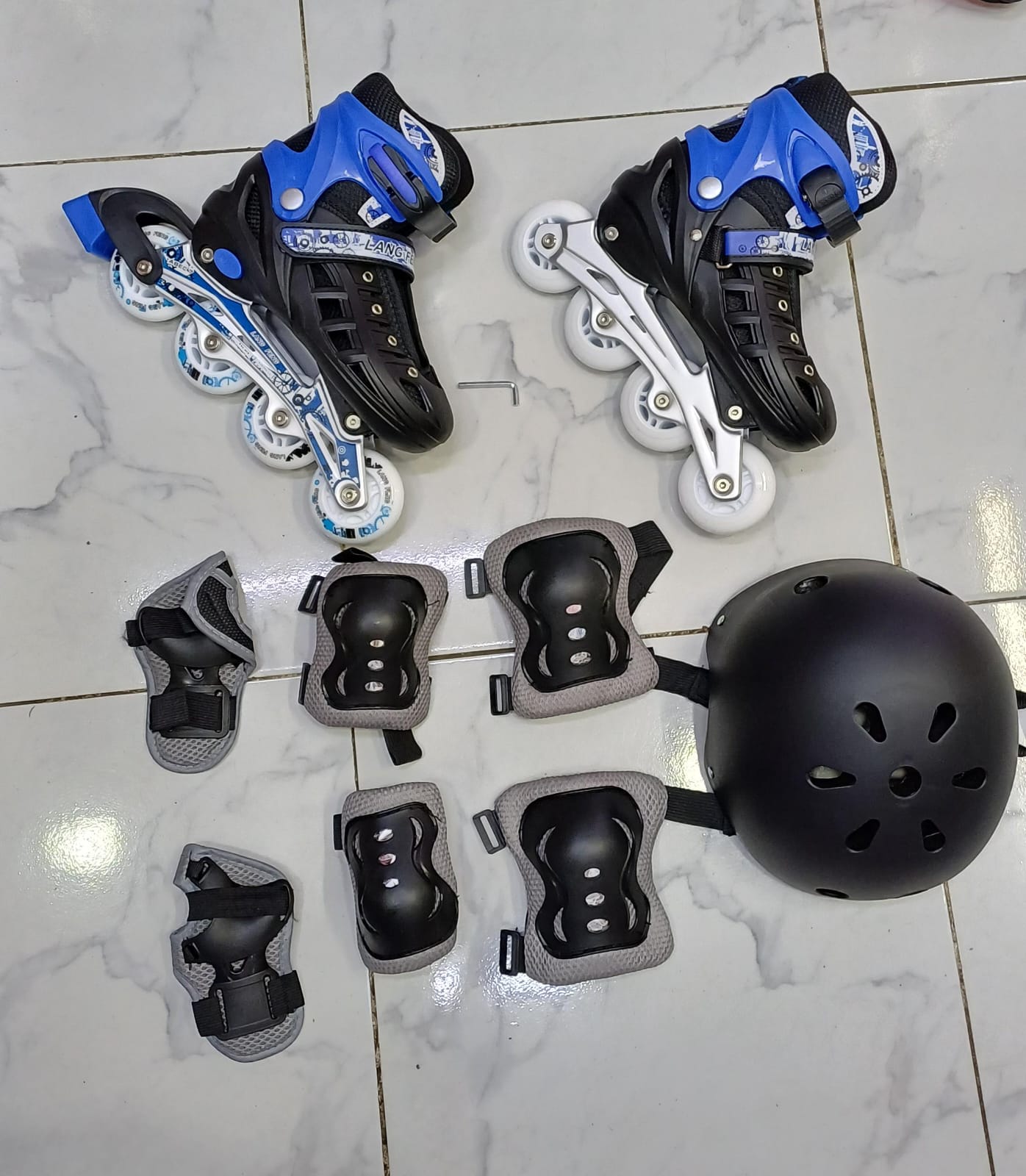 Complete Rubber-Wheel Inline Skating Set with Roller Skates, Ventilated Helmet, Knee Pads, Elbow Pads, Wrist Guards and Adjustment Key
