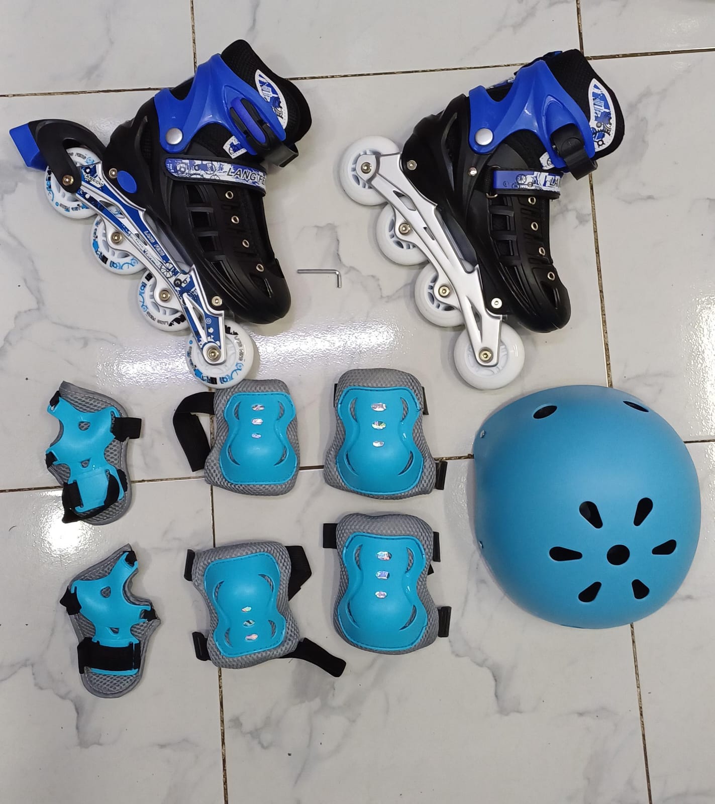 Complete Rubber-Wheel Inline Skating Set with Roller Skates, Ventilated Helmet, Knee Pads, Elbow Pads, Wrist Guards and Adjustment Key
